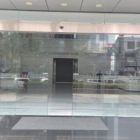 Pintu Kaca Otomatis Sliding Door: Solusi Modern untuk Kemudahan dan Keamanan